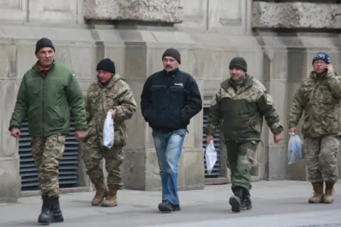 Носіння військового та "мілітарі" одягу цивільними: у чому різниця та які передбачені штрафи