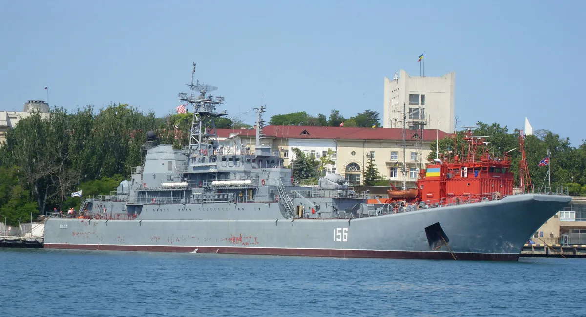Обойдется врагу очень дорого: бойцы ГУР поразили два больших десантных корабля РФ в Крыму (видео) - today.ua