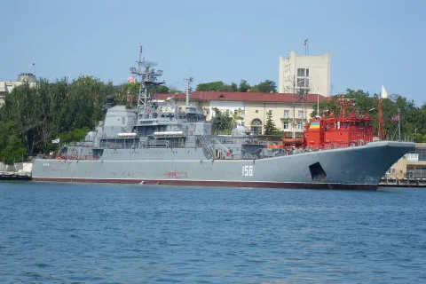 Обойдется врагу очень дорого: бойцы ГУР поразили два больших десантных корабля РФ в Крыму (видео)