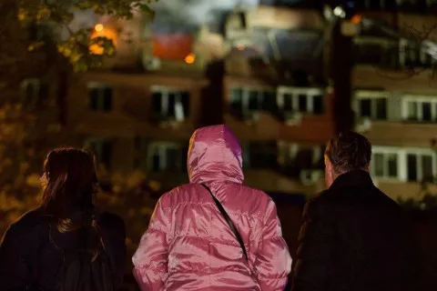 Палаючі квартири та поранені діти: в ОВА показали жахливі наслідки нічної атаки на Дніпро (відео)