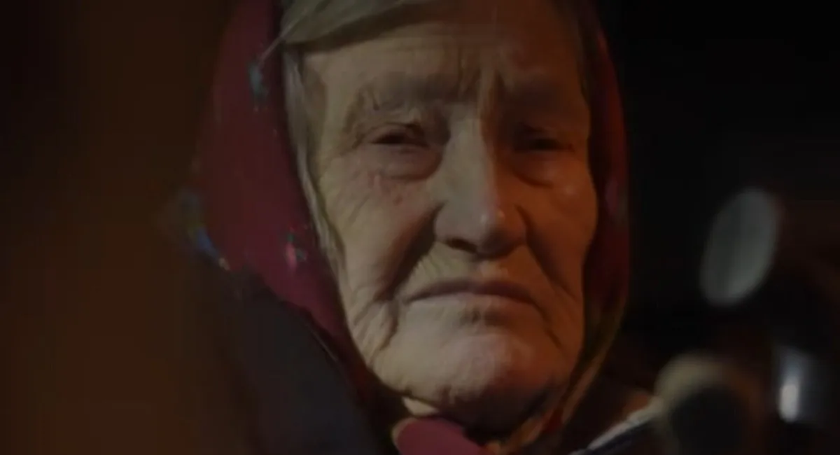 Неймовірний порятунок: 77-річна жінка йшла крізь вирви та тіла, поки не зустріла робота-рятівника (відео) - today.ua