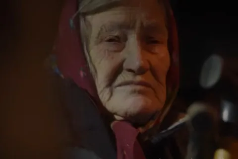 Неймовірний порятунок: 77-річна жінка йшла крізь вирви та тіла, поки не зустріла робота-рятівника (відео)