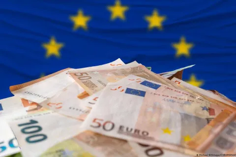 Менше ніж половина українців схвалюють підвищення податків заради кредиту від ЄС