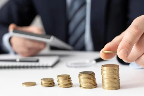 Українцям миттєво заблокують картки та спишуть гроші з банківських вкладів: депутати схвалили цифрове стягнення боргів