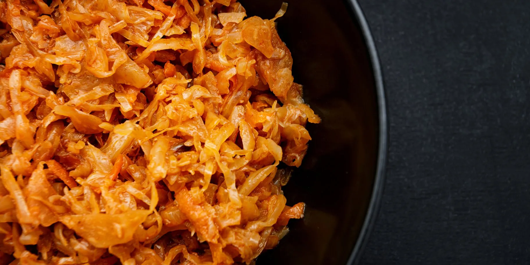 Самая вкусная тушеная капуста: какой ингредиент сделает блюдо ярче и ароматнее - today.ua
