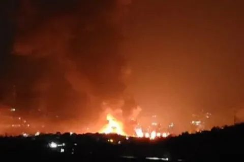 Все небо затянуло дымом: дроны снова атаковали НПЗ и морской терминал в Туапсе (фото, видео)
