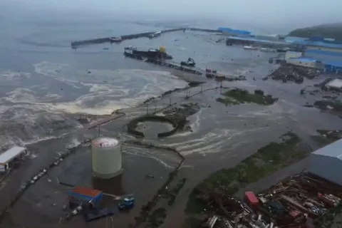 В России подверглась значительным разрушениям база атомных подводных лодок: могла ли случиться ядерная катастрофа в океане