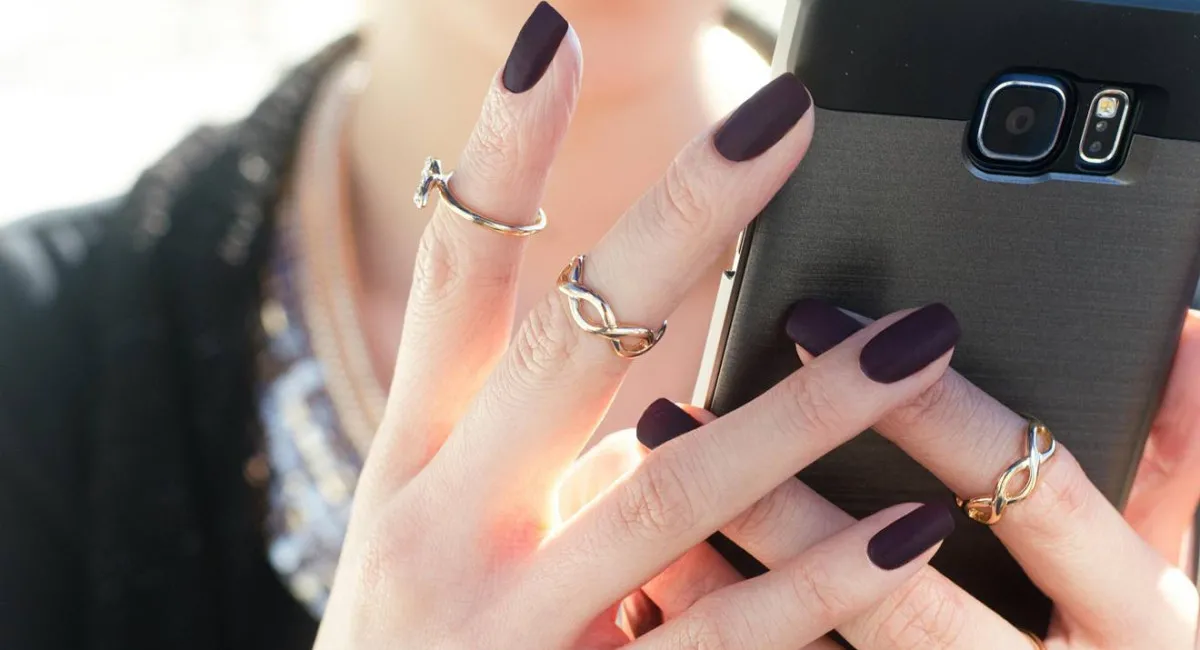 Денежный маникюр на август: какой дизайн ногтей привлечет финансы в конце лета - today.ua