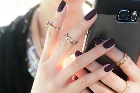 Грошовий манікюр на серпень: який дизайн нігтів привабить фінанси наприкінці літа