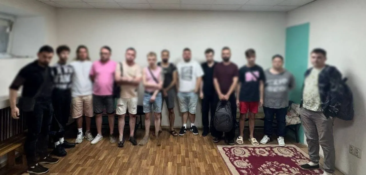 После шумной вечеринки в День траура 13 киевских геев оказались в ТЦК (Фото, Видео) После шумной вечеринки в День траура 13 киевских геев оказались в ТЦК (Фото, Видео) - today.ua