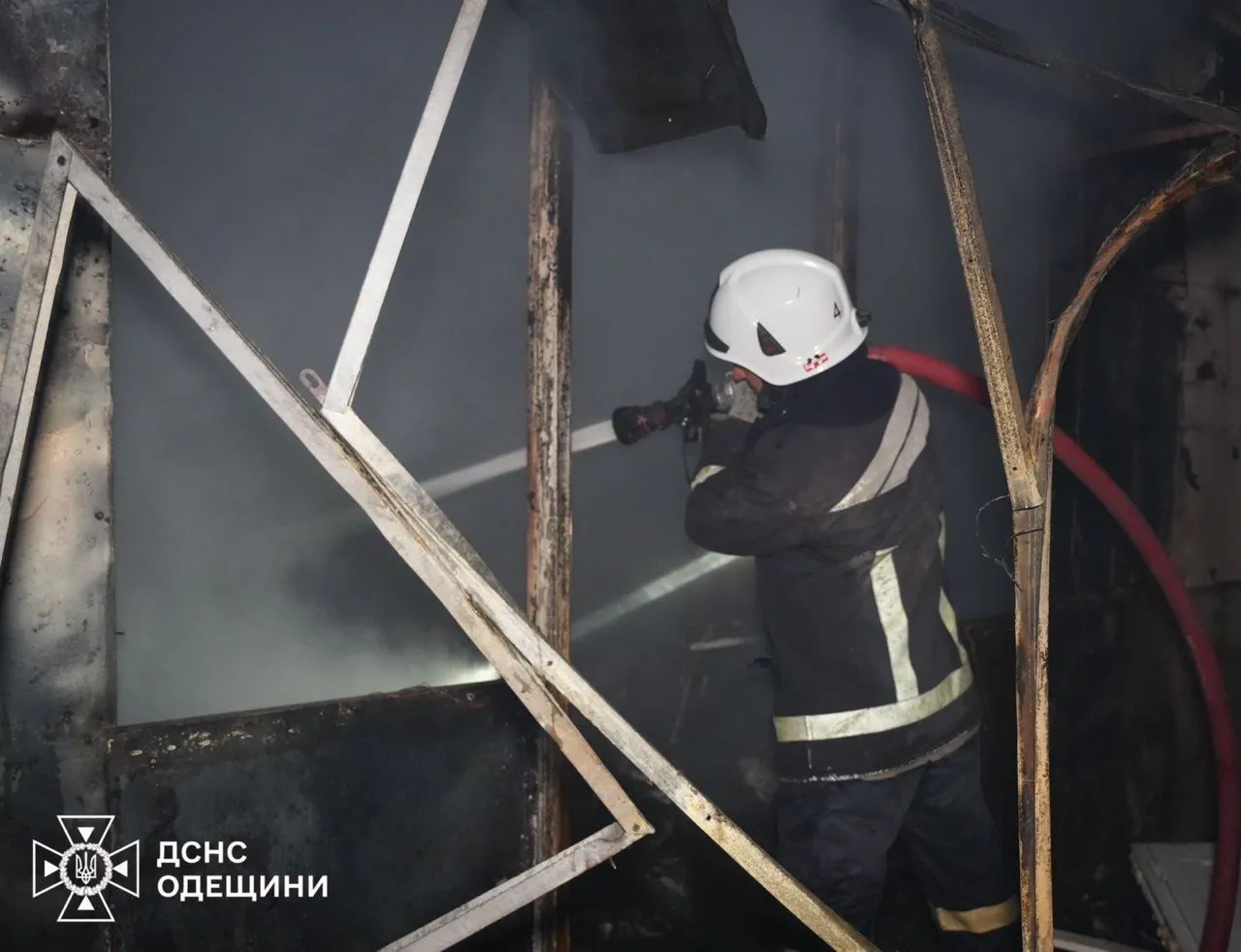 Шахеди знову б’ють по Одесі: дрони спалили павільйони з технікою та авто українців Шахеди знову б’ють по Одесі: дрони спалили павільйони з технікою та авто українців - today.ua