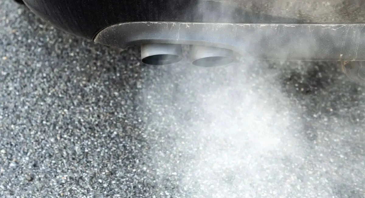 Белый дым и капли из выхлопной трубы: когда не стоит игнорировать - today.ua