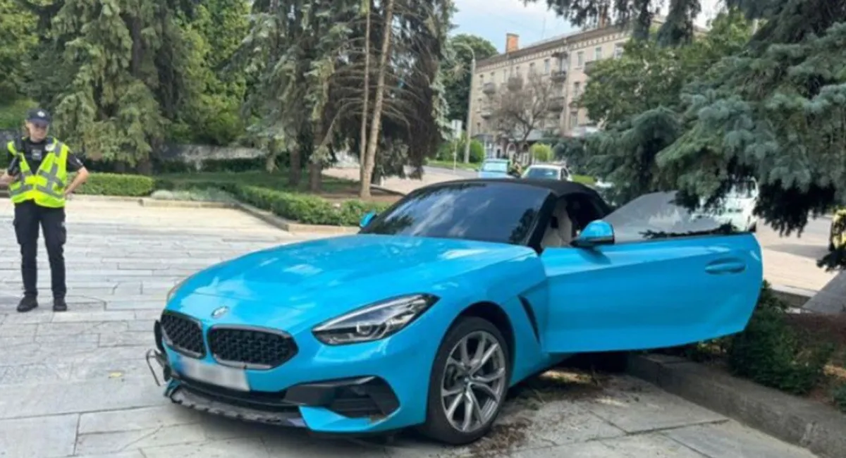 В Ровно водитель BMW въехала в толпу во время церемонии встречи погибшего Героя (видео) - today.ua