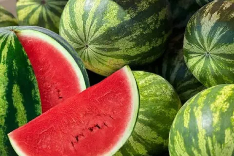 Один характерный признак сразу выдаёт арбуз с нитратами: на что следует обратить внимание