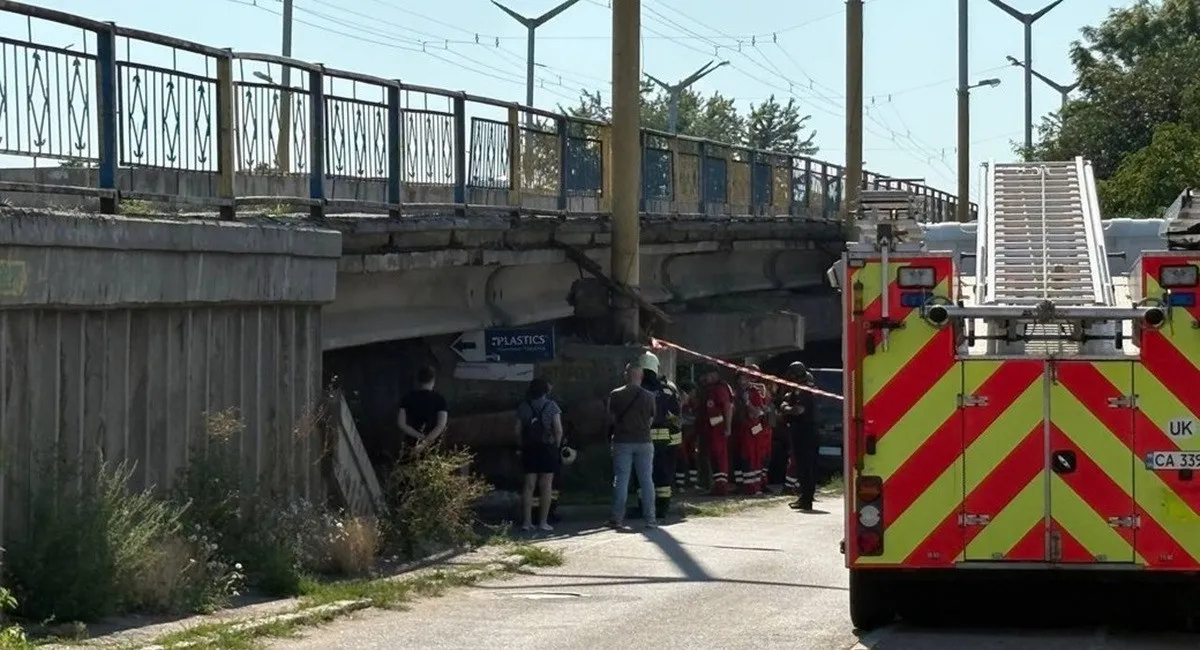 В Черкассах задержали мужчину, который угрожал работникам ТЦК гранатой и пытался взять их в заложники (фото) - today.ua