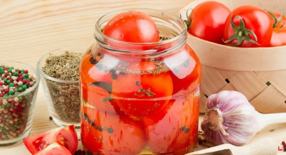 Помидоры кусочками на зиму: как приготовить красивый и вкусный салат в банке - today.ua
