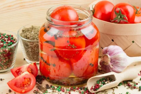 Помидоры кусочками на зиму: как приготовить красивый и вкусный салат в банке