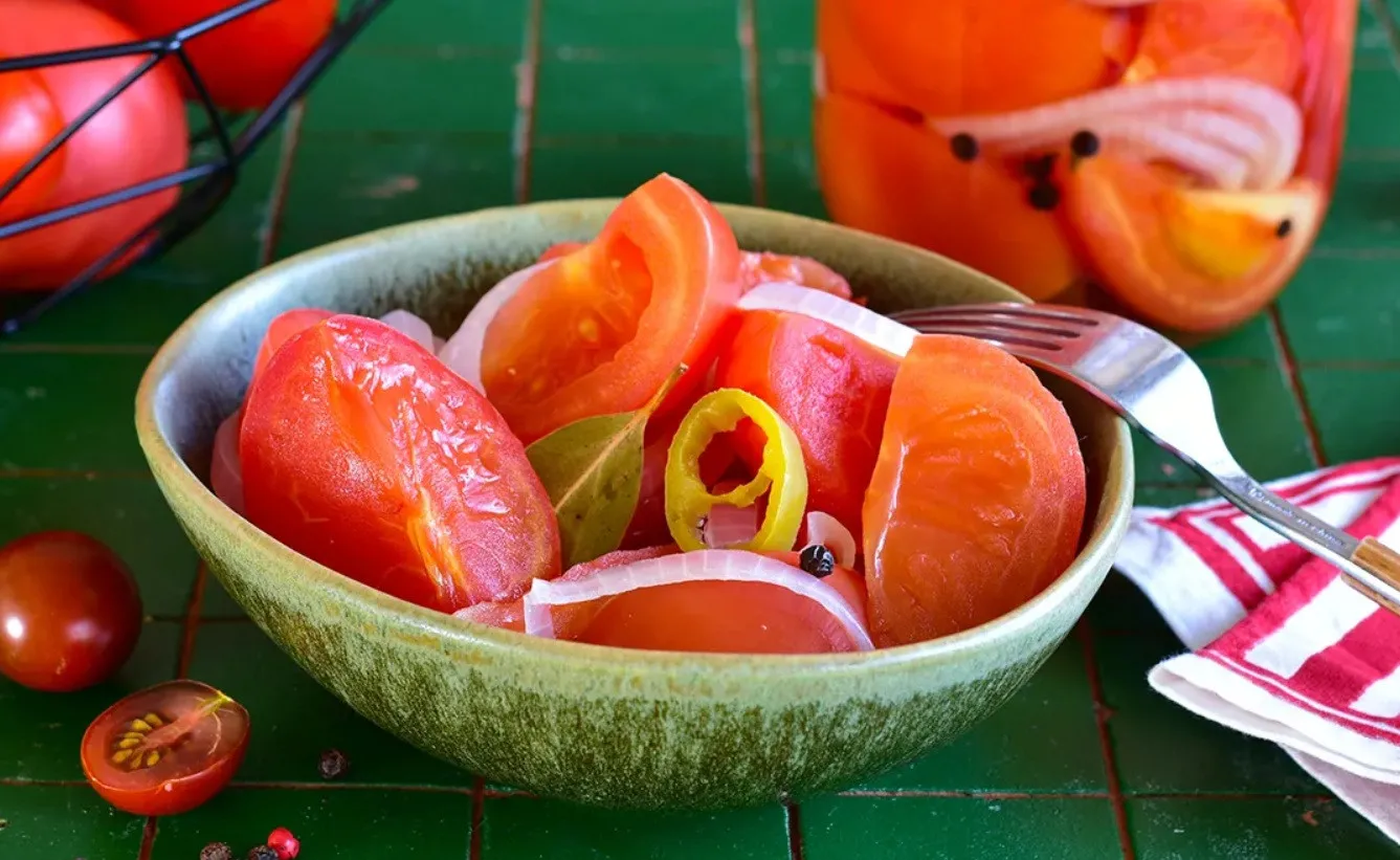 Помидоры кусочками на зиму: как приготовить красивый и вкусный салат в банке Помидоры кусочками на зиму: как приготовить красивый и вкусный салат в банке - today.ua
