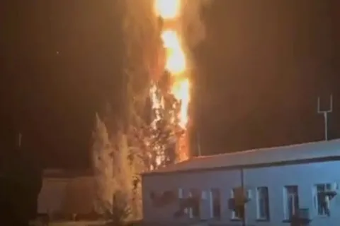 Дроны во второй раз атаковали ЖД станцию в Ростовской области: там вспыхнул пожар (видео)