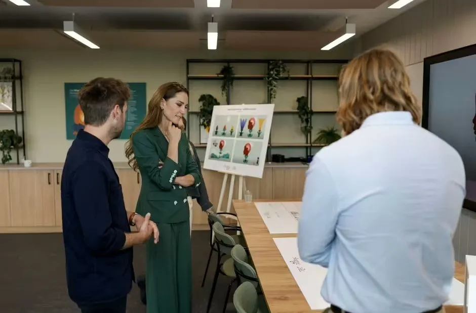 Укорочений піджак та трендові брюки: Кейт Міддлтон з'явилася на публіці в стильному діловому образі - today.ua