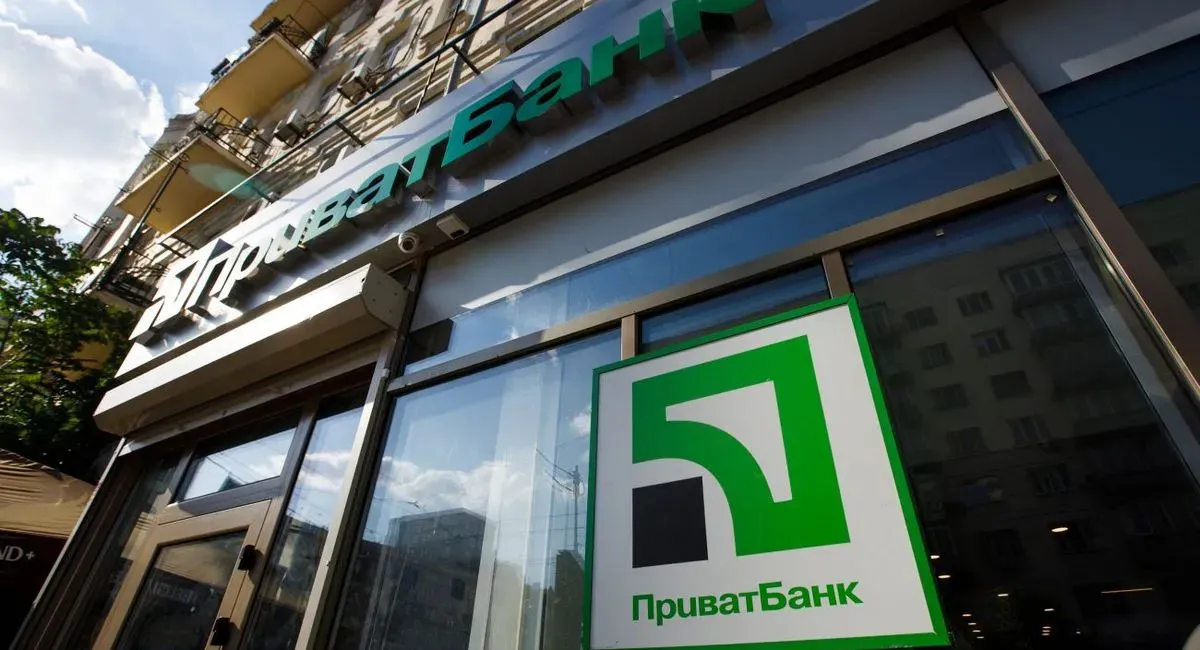 В ПриватБанке заметно подорожал доллар и подешевел евро: курс валют на 4 ноября - today.ua