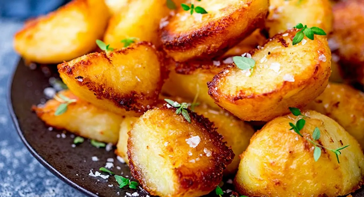 Смажена картопля з салом і часником: рецепт ситної вечері для всієї родини - today.ua