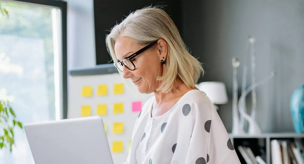 Как скрыть седину и выглядеть моложе: помогут три варианта модного окрашивания  - today.ua