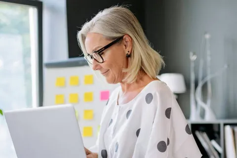 Как скрыть седину и выглядеть моложе: помогут три варианта модного окрашивания 