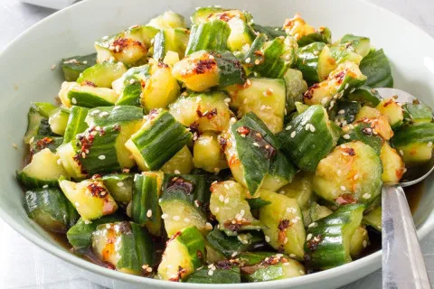 Битые огурцы на ужин: быстрый рецепт оригинальной закуски в китайском стиле