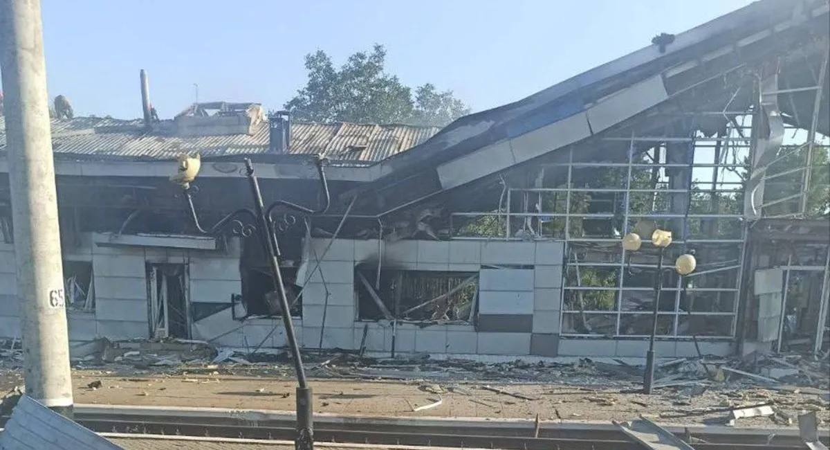 Залізничний колапс на Дніпропетровщині: РФ вдарила по вокзалу у Синельниковому (фото, відео) - today.ua