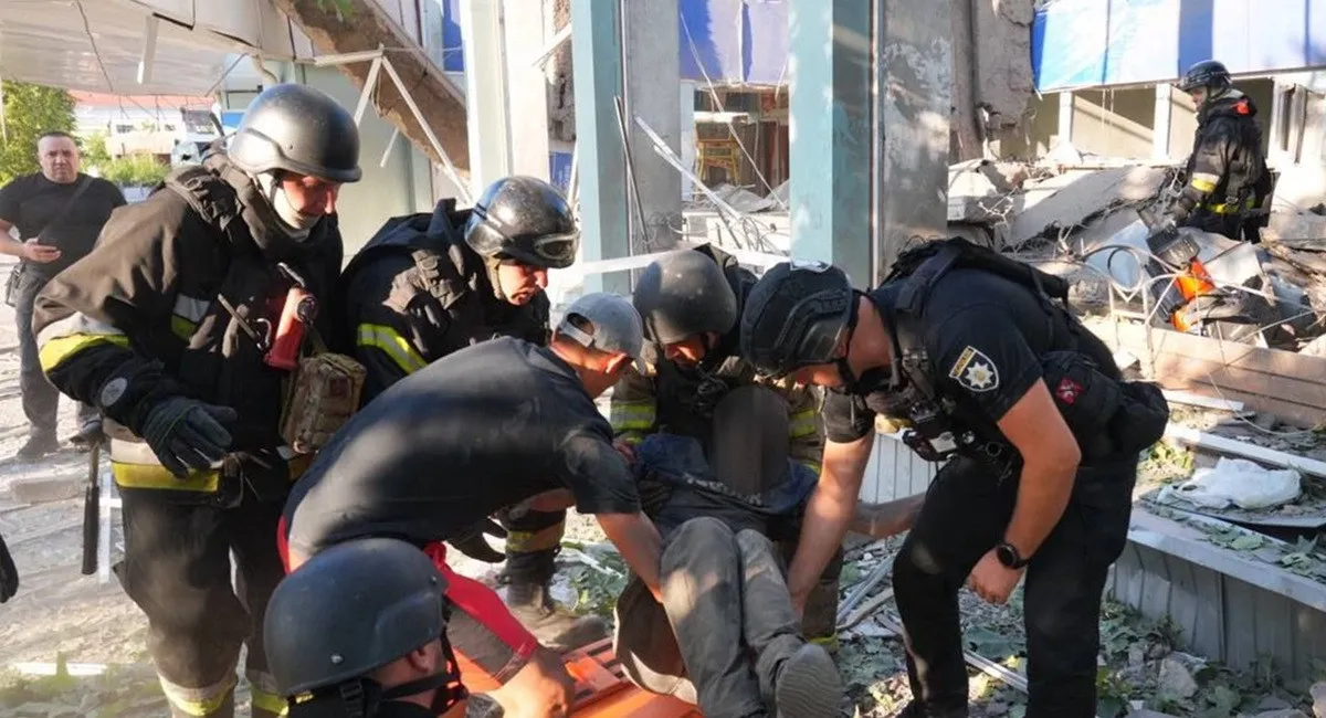 Росіяни вдарили по Запоріжжю КАБами: 19 поранених та є зниклі під завалами - today.ua
