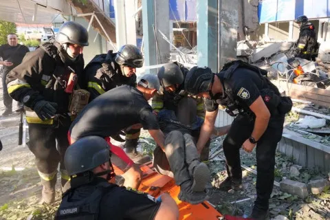 Россияне ударили по Запорожью КАБами: 19 раненых и есть пропавшие под завалами