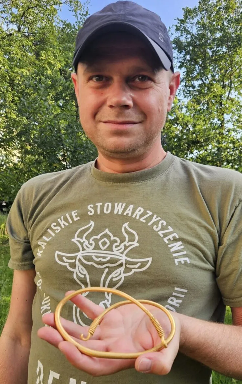 Скарб під ногами: у Польщі археолог знайшов масивне золоте намисто вагою 222 грами - today.ua