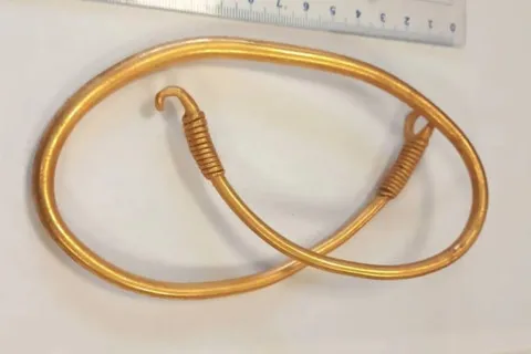 Скарб під ногами: у Польщі археолог знайшов масивне золоте намисто вагою 222 грами