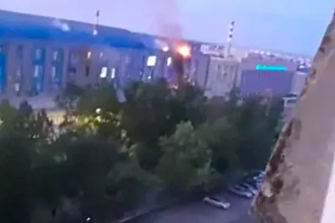 Дроны атаковали оборонный завод в российском Арзамасе: вспыхнул пожар (видео)