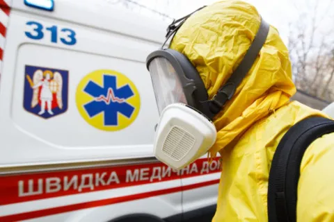 В Украине распространяется новый штамм COVID-19: врачи предупредили о редком симптоме