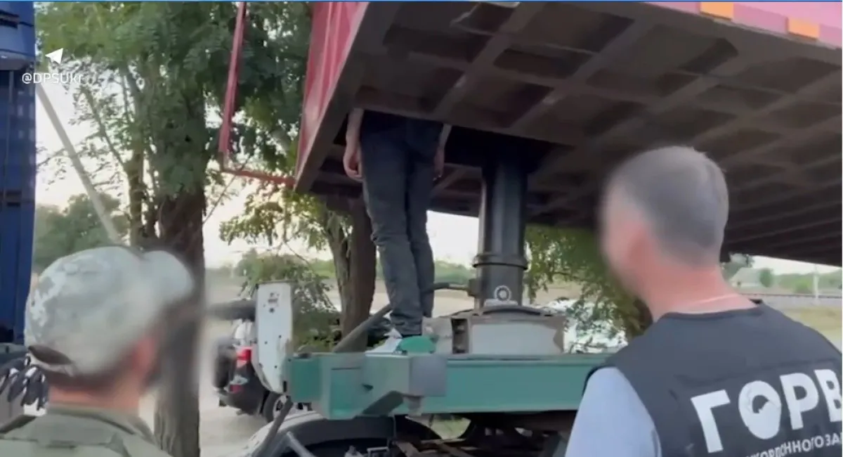 Изобретательность вне закона: отец и сын придумали способ спрятать уклонистов в грузовике (Видео) - today.ua