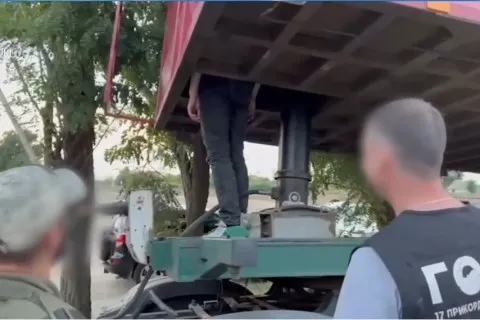 Изобретательность вне закона: отец и сын придумали способ спрятать уклонистов в грузовике (Видео)