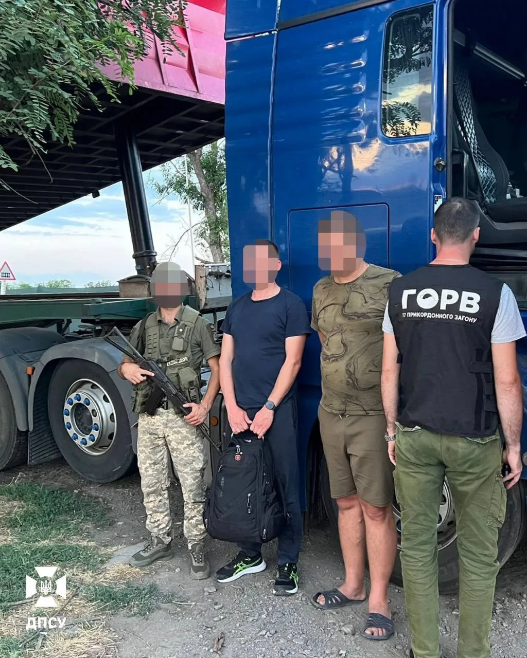 Изобретательность вне закона: отец и сын придумали способ спрятать уклонистов в грузовике (Видео) - today.ua