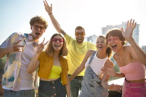 День молоді 2025: оновлена дата святкування та гарні привітання у прозі 