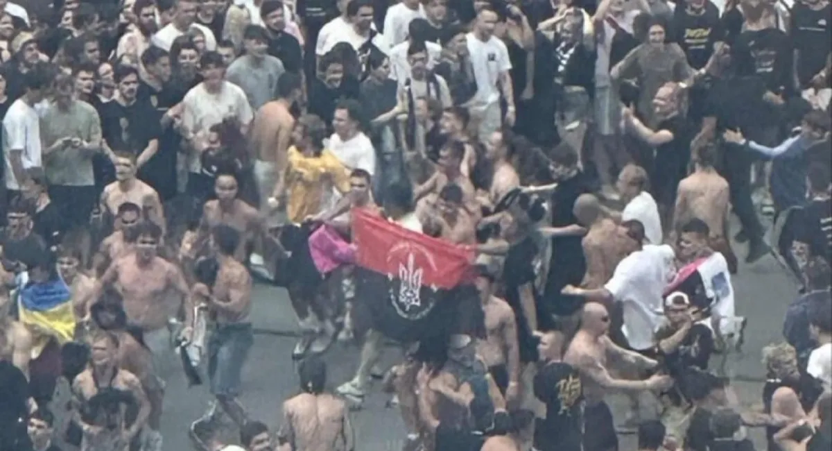 Нелегала Дмитра та ще пів сотні українців депортують із Польщі через штандарт УПА на стадіоні у Варшаві - today.ua