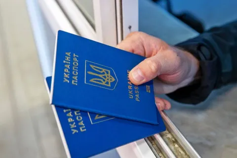 Українським чоловікам, старшим за 18 років, дозволять виїжджати за кордон, - Зеленський