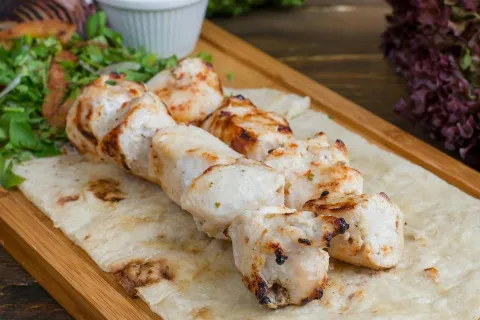 Шашлык из курицы получится вкусным и сочным: секреты приготовления идеального блюда на костре