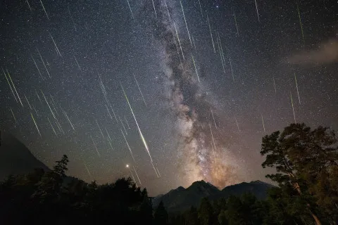Украинцев ждет потрясающая ночь с Персеидами: где и как наблюдать за падающими звездами