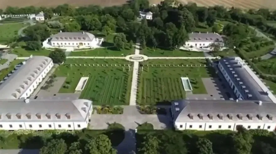 Тротуари з підігрівом, будинки з ліфтами та зебри на газонах: Янукович нервово курить після того, що показали в маєтку Орбана - today.ua