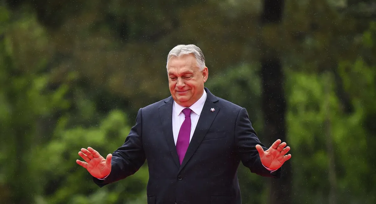 Тротуари з підігрівом, будинки з ліфтами та зебри на газонах: Янукович нервово курить після того, що показали в маєтку Орбана - today.ua