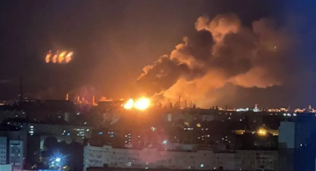 Беспилотники ударили по НПЗ в Волгограде, после чего поднялся пожар (видео) - today.ua