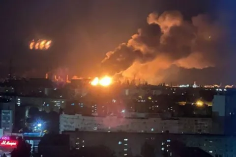 Беспилотники ударили по НПЗ в Волгограде, после чего поднялся пожар (видео)