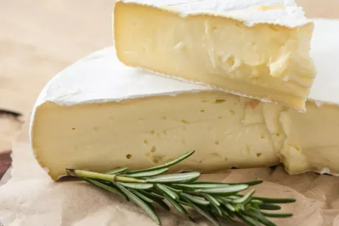 Популярные сыры из Франции могут быть смертельно опасными: от чего советуют воздержаться украинцам