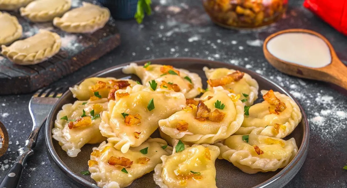 Вареники з картоплею, салом та цибулею: як зробити м'яке тісто і смачну начинку - today.ua